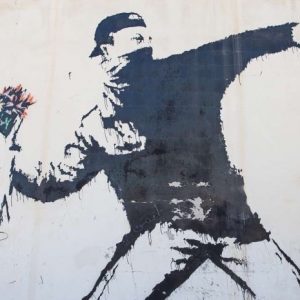 La transformación artística del sufrimiento humano: Banksy y el arte budista
