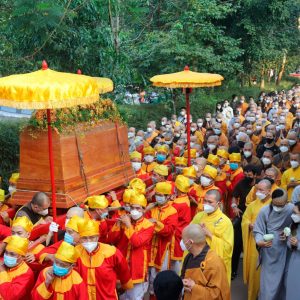 Miles de personas se reúnen para asistir al funeral de Thich Nhat Hanh