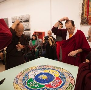 Lama Losang Samten y Lama Rinchen Kandro conversan con BDE sobre la realización de mandalas de arena