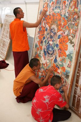 Los monjes en el trabajo. Imagen cortesía de la princesa Ashi Kesang