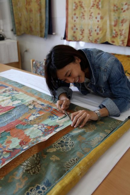 La princesa Ashi Kesang trabajando en un thangka. Imagen cortesía de la princesa Ashi Kesang