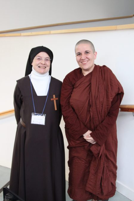 Venerable Dhammadinnā (Italia), profesora en el Instituto de Artes Liberales Dharma Drum (Taiwán) y la Hermana Cristiana Dobner (Camelita descalza)